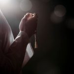 زمین سے دینار نکالنے والا نمازی (ایک حکایت)